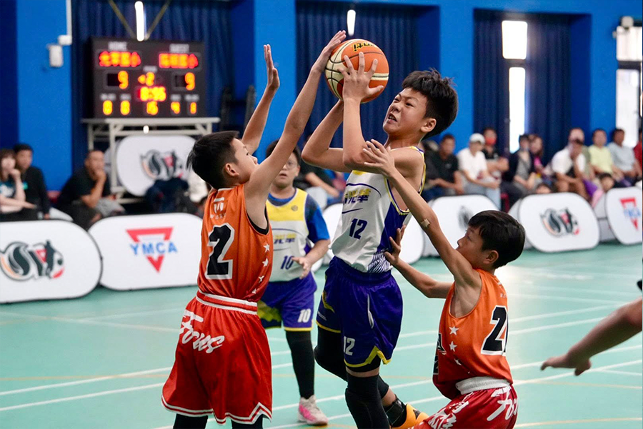 台日籃球交流賽禁區爭搶